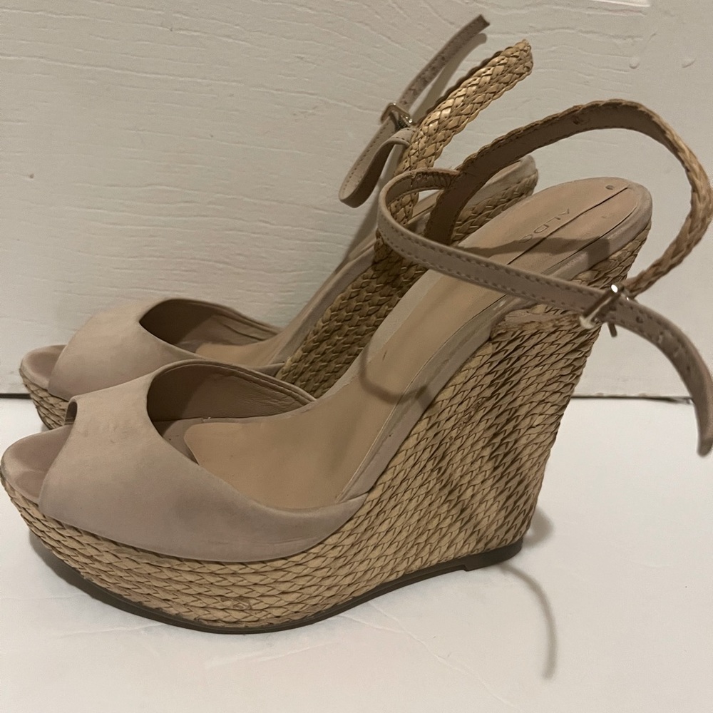 ALDO WEDGE BEIGE HEELS size 8
